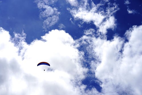 滑翔伞对天空的低角度视图 · 免费素材图片