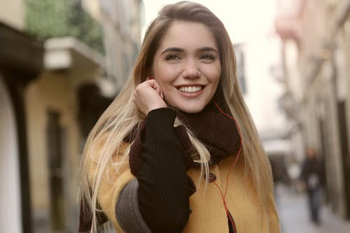黑色针织毛衣的微笑妇女 · 免费素材图片