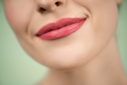 红色唇膏微笑的女人 · 免费素材图片