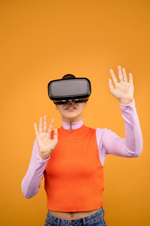 女人体验虚拟现实的奇迹 · 免费素材图片