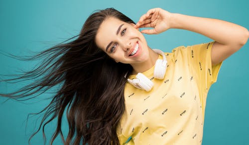 穿黄色衬衫的女人的照片 · 免费素材图片