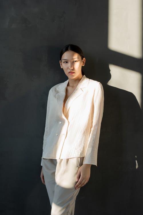 女人穿着白色西装外套的照片 · 免费素材图片