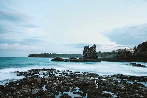 白天有岩石的海滨照片 · 免费素材图片
