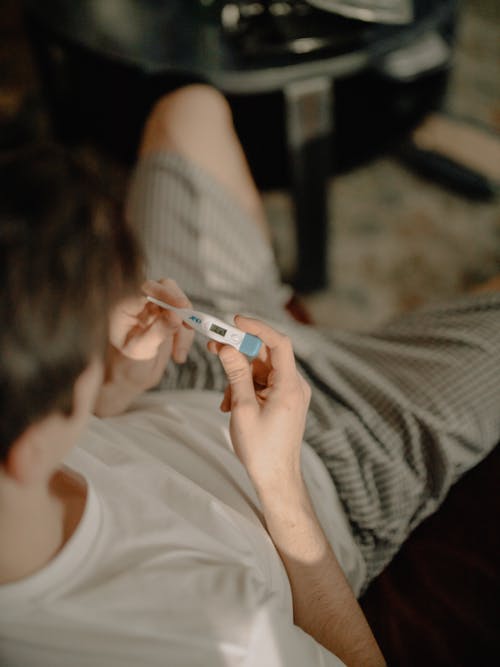 拿着白色智能手机的白船员脖子t恤的女人 · 免费素材图片