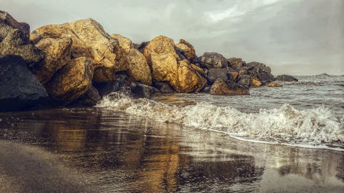 水体旁的岩石 · 免费素材图片