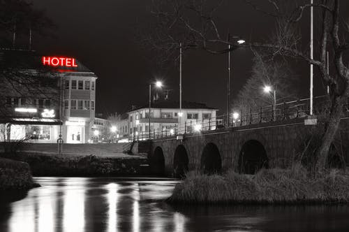 河边酒店的灰度照片 · 免费素材图片