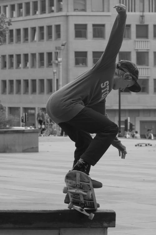 男孩滑板灰度摄影 · 免费素材图片