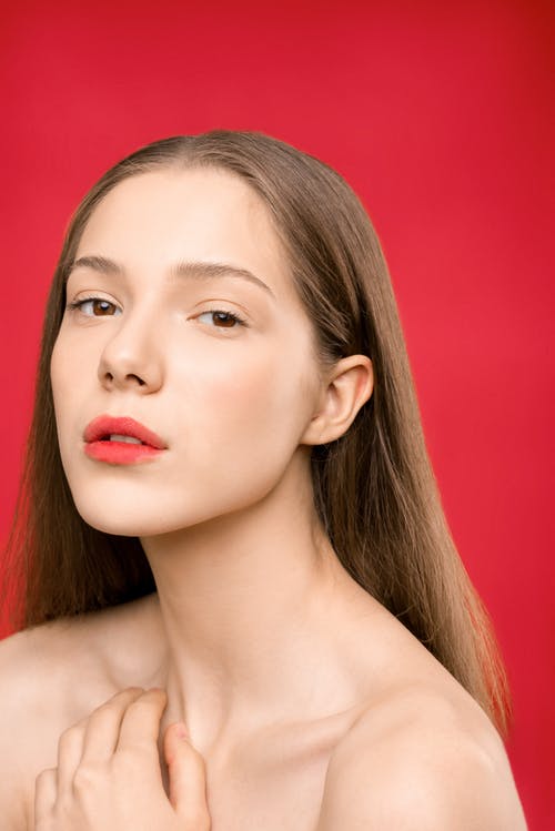红色的唇膏和金色头发的女人 · 免费素材图片