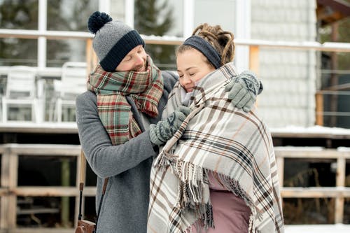 男人抱着女人的围巾 · 免费素材图片