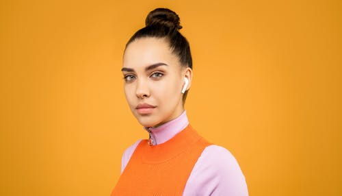 女人穿着粉红色高领衫的肖像照片 · 免费素材图片