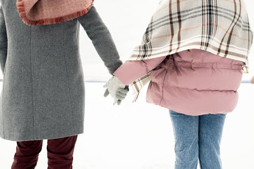 人们手牵着手 · 免费素材图片