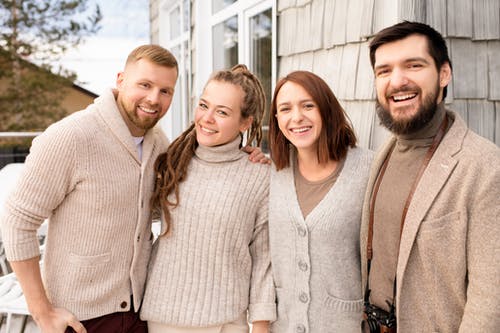 站在彼此身边的人的照片 · 免费素材图片