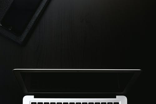 银黑色笔记本电脑 · 免费素材图片