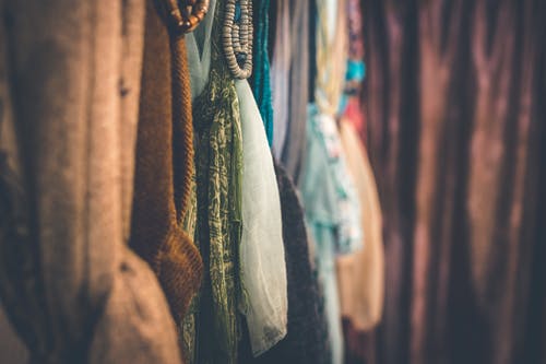 围巾的选择性聚焦摄影 · 免费素材图片