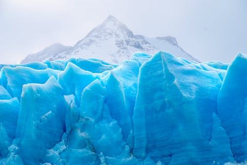 多云的天空下的蓝色冰山 · 免费素材图片