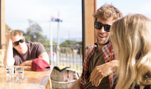 坐在桌前的女人旁边的男人 · 免费素材图片