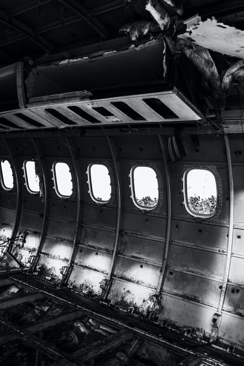 内部的旧被击碎的飞机，有很多窗户 · 免费素材图片