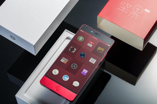 带盒的红色android智能手机 · 免费素材图片