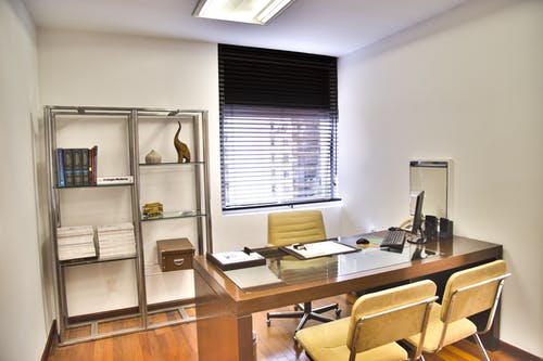棕色木制办公桌 · 免费素材图片