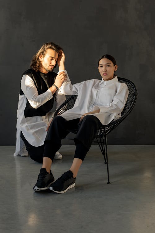 女人坐在椅子上的照片 · 免费素材图片