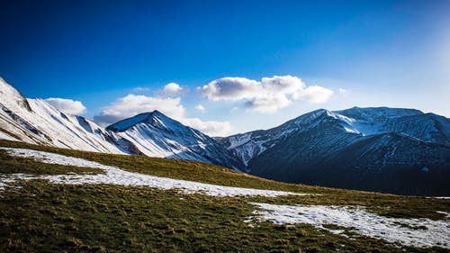 蓝色的晴空下的冰雪覆盖的山脉 · 免费素材图片