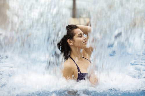 一个女人在游泳池上的照片 · 免费素材图片