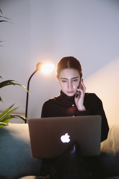 使用智能手机的女人的照片 · 免费素材图片