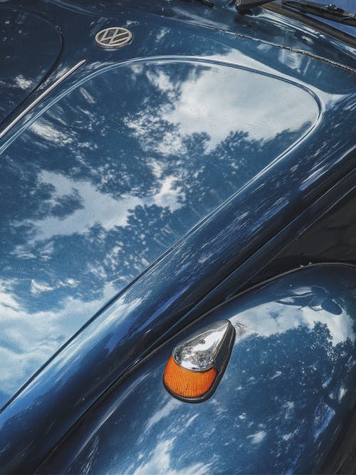 蓝车与闪亮的引擎盖 · 免费素材图片