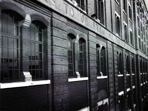 混凝土结构的灰度照片 · 免费素材图片