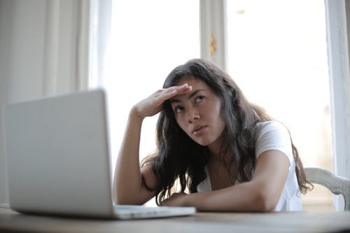 年轻人惹恼女性自由职业者在家使用笔记本电脑 · 免费素材图片