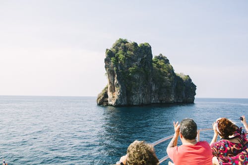 海边岩石上的人 · 免费素材图片