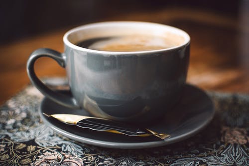 灰色陶瓷杯圆灰色茶碟上的咖啡 · 免费素材图片