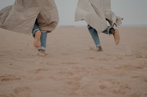 有关人脚脚, 低角度视图, 友谊的免费素材图片