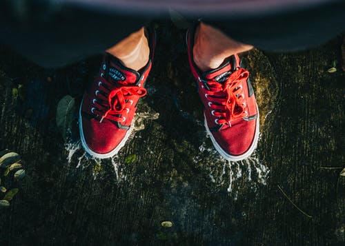 红色和白色低帮运动鞋 · 免费素材图片