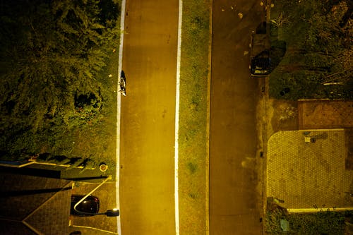 棕色木框玻璃鱼缸 · 免费素材图片