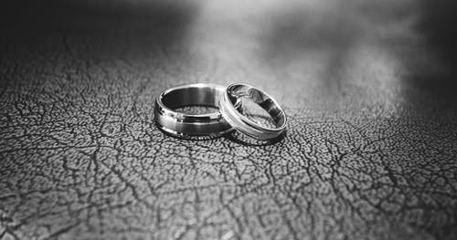 地板上的结婚戒指的特写 · 免费素材图片