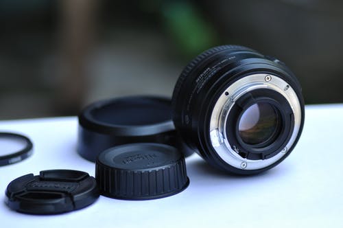 拆卸后的相机远摄镜头的选择性聚焦摄影 · 免费素材图片