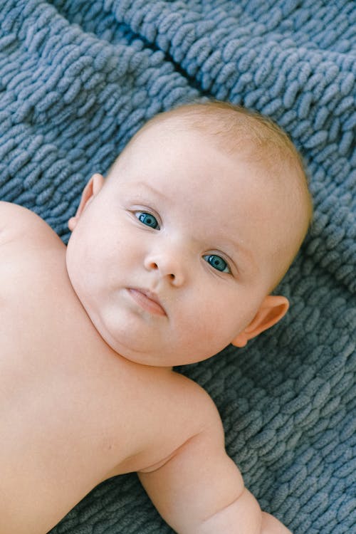 裸照婴儿躺在蓝色的纺织 · 免费素材图片