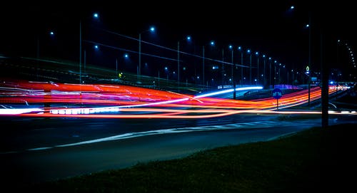 夜间公路的延时照片 · 免费素材图片