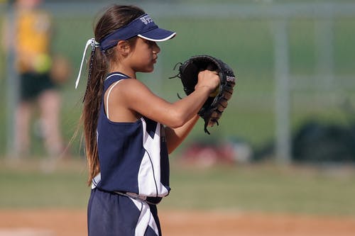 打棒球的女孩 · 免费素材图片