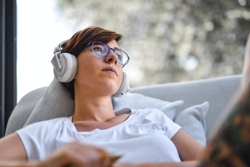 白色乘员脖子t恤，戴着黑色镜框眼镜的女人 · 免费素材图片