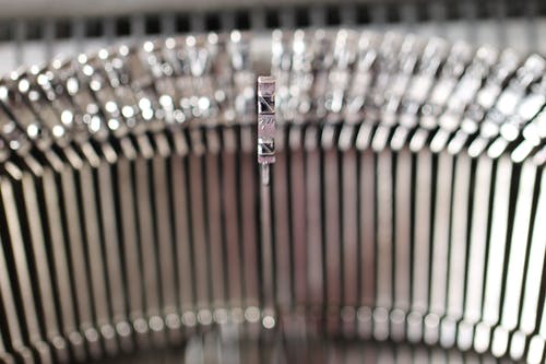 灰色金属打字机零件的特写照片 · 免费素材图片