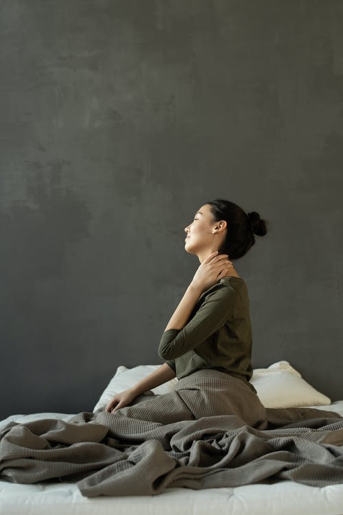 灰色的裙子，坐在床上的女人 · 免费素材图片