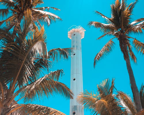 蓝蓝的天空下的白色混凝土塔 · 免费素材图片