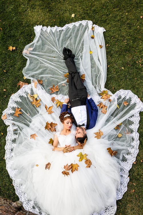 男人和女人躺在草地上的航拍照片 · 免费素材图片