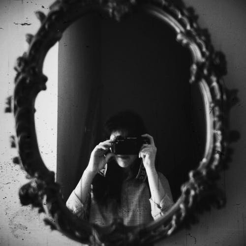 女人的圆镜照片的灰度照片 · 免费素材图片