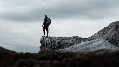 人站在岩石的尽头 · 免费素材图片