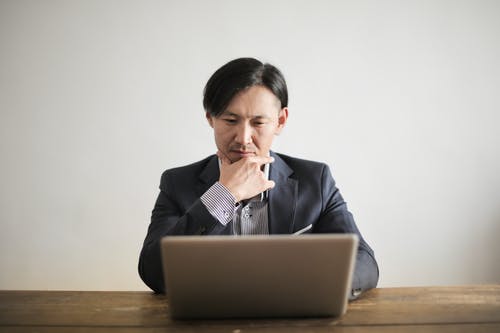 使用银色macbook的蓝色外套的男人 · 免费素材图片