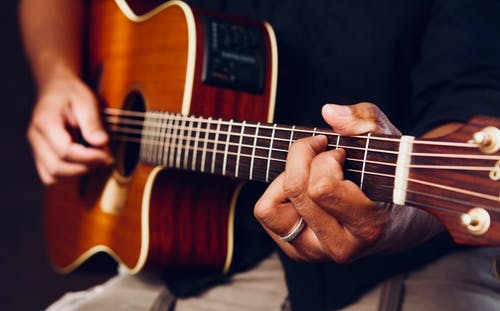 弹吉他的人的照片 · 免费素材图片