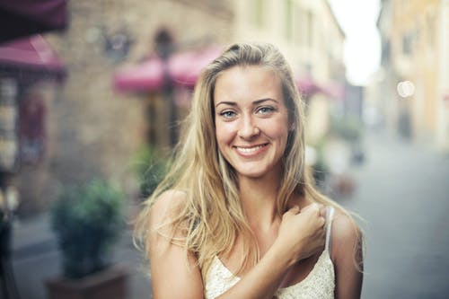 一名妇女在建筑物附近的照片 · 免费素材图片